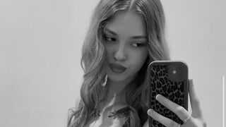 Free Nude AnikaSimson