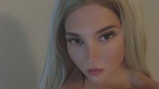 Free Nude HollyComming