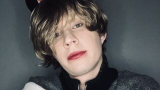 Free Nude JoanieSnow