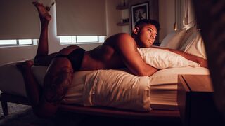 Free Nude LeonMike