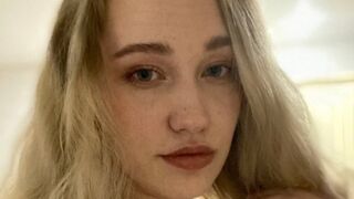 Free Nude LorettaBurby