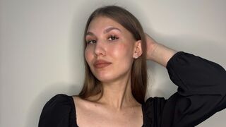 Free Nude QueenieCage