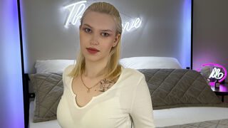 Free Nude AuraLoren