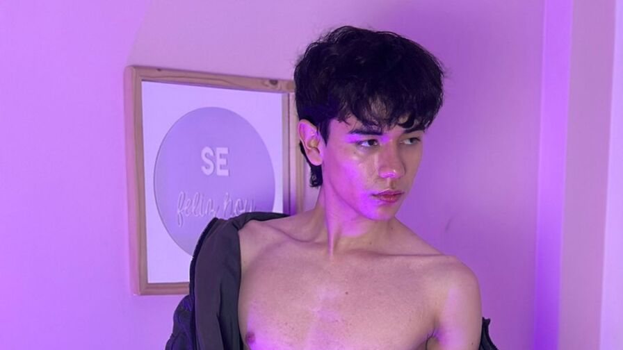 ElliotMillard Nude